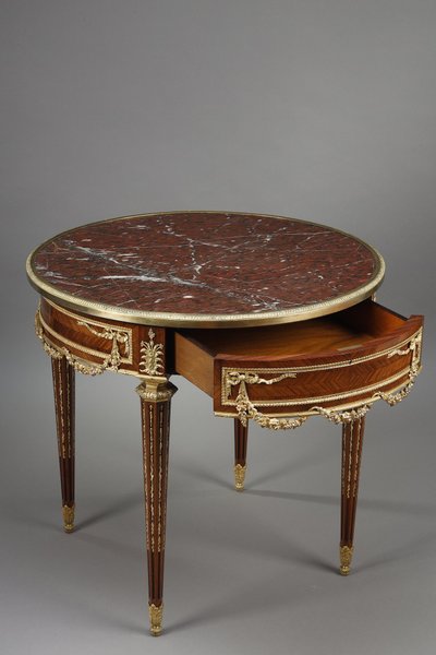 Tavolino Luigi XVI intarsiato e bronzo dorato, piano in marmo