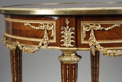 Tavolino Luigi XVI intarsiato e bronzo dorato, piano in marmo