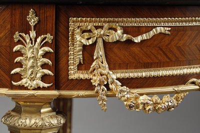 Tavolino Luigi XVI intarsiato e bronzo dorato, piano in marmo