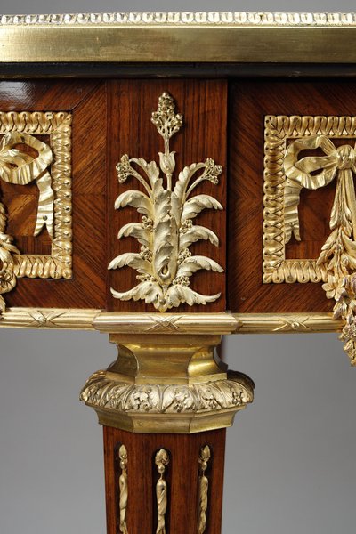 Tavolino Luigi XVI intarsiato e bronzo dorato, piano in marmo