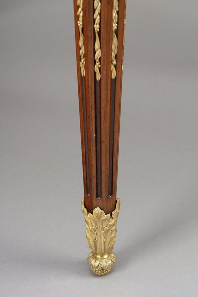 Tavolino Luigi XVI intarsiato e bronzo dorato, piano in marmo