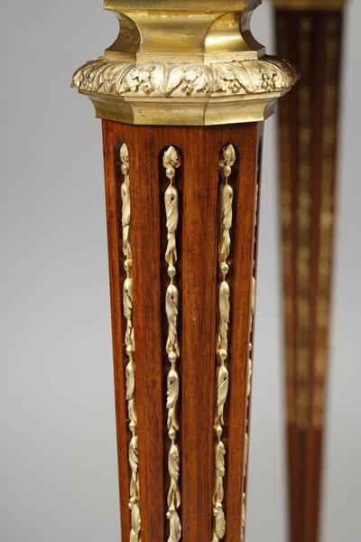 Tavolino Luigi XVI intarsiato e bronzo dorato, piano in marmo