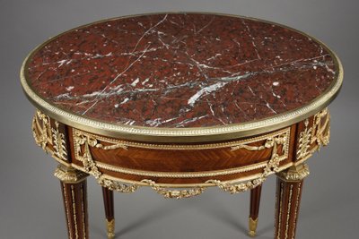 Tavolino Luigi XVI intarsiato e bronzo dorato, piano in marmo