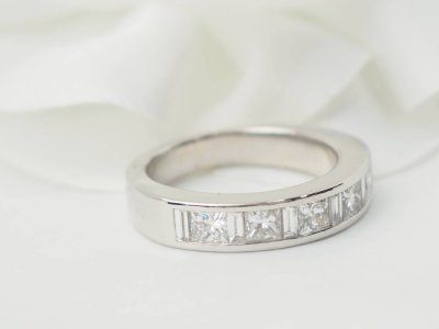 Mezza fede nuziale in oro bianco e diamanti da 1,06 ct