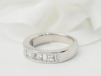 Mezza fede nuziale in oro bianco e diamanti da 1,06 ct
