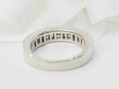 Mezza fede nuziale in oro bianco e diamanti da 1,06 ct