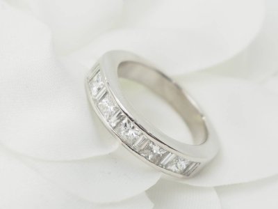 Mezza fede nuziale in oro bianco e diamanti da 1,06 ct