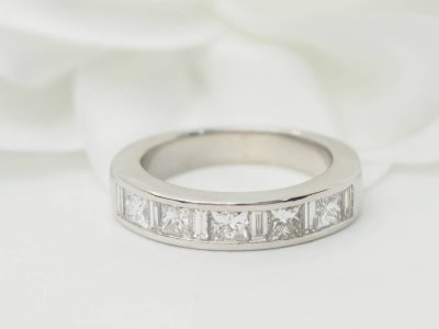 Mezza fede nuziale in oro bianco e diamanti da 1,06 ct