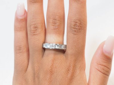 Mezza fede nuziale in oro bianco e diamanti da 1,06 ct