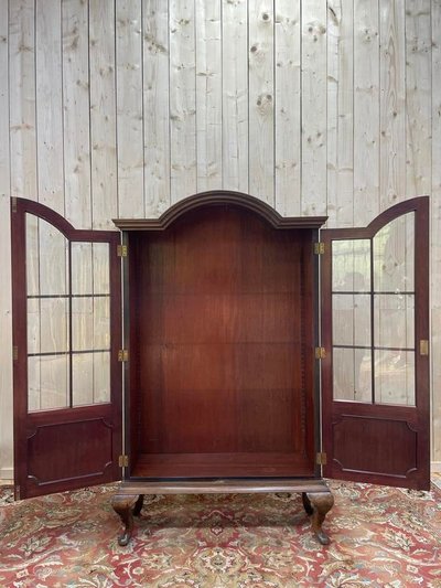English -style showcase library in walnut 1900