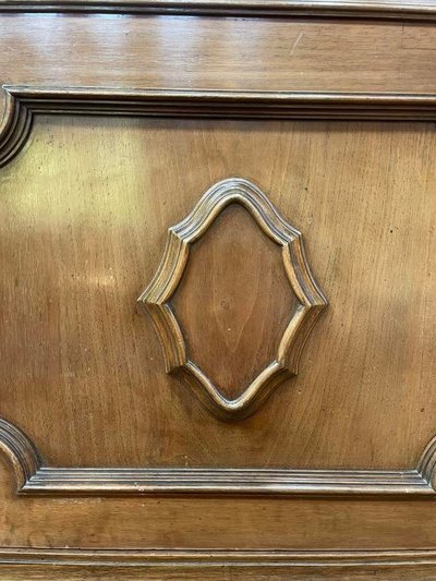 English -style showcase library in walnut 1900