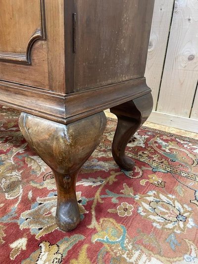 English -style showcase library in walnut 1900