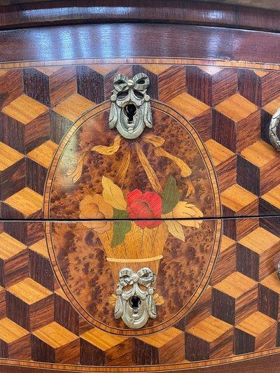 Piccolo comò tra due in transizione in stile intaglio