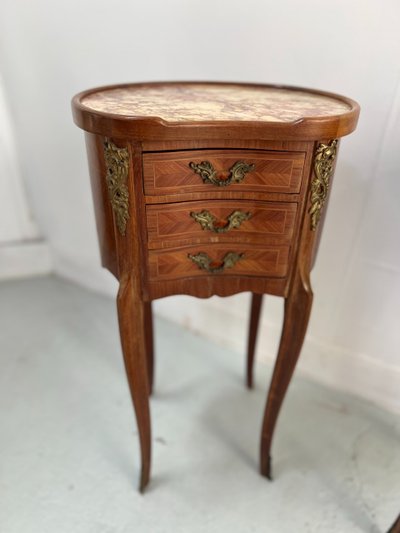 Coppia di comodini a forma di rene in palissandro in stile Luigi XV, XX secolo