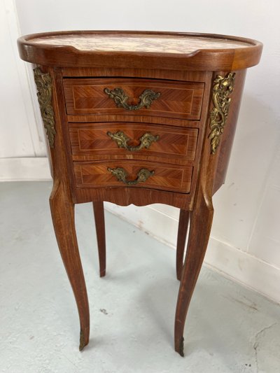 Coppia di comodini a forma di rene in palissandro in stile Luigi XV, XX secolo