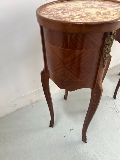 Coppia di comodini a forma di rene in palissandro in stile Luigi XV, XX secolo