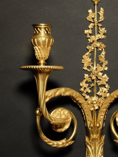 Coppia di applique in bronzo dorato in stile Luigi XVI 