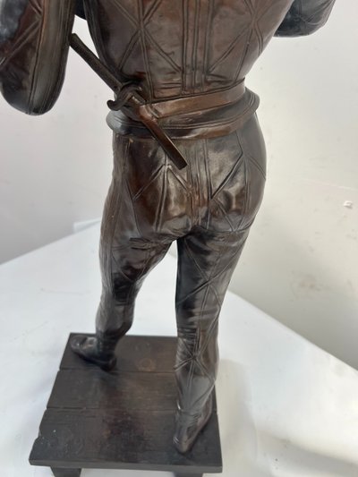 Il gruppo musicale Arlecchino in bronzo con patina marrone di DEBUT Marcel