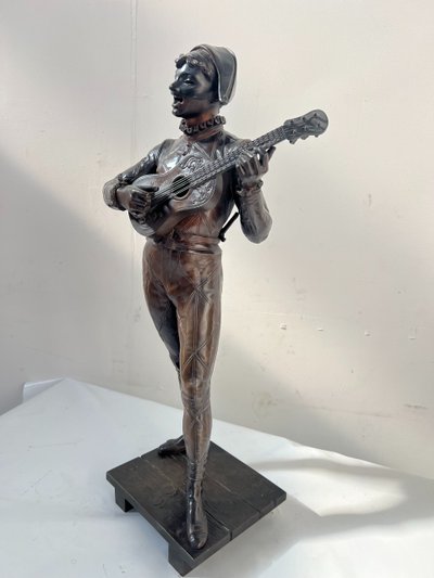 Il gruppo musicale Arlecchino in bronzo con patina marrone di DEBUT Marcel