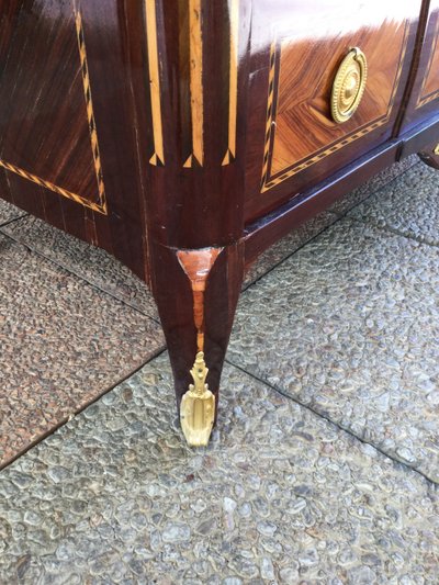 Une commode du XVIIIe siècle en marqueterie