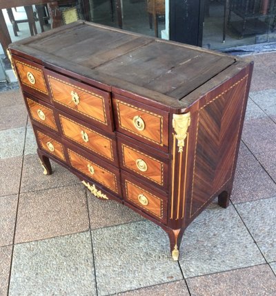 Une commode du XVIIIe siècle en marqueterie