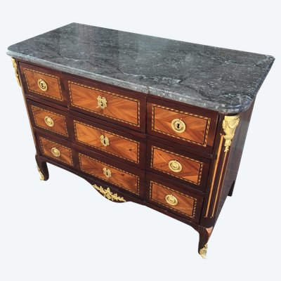 Une commode du XVIIIe siècle en marqueterie