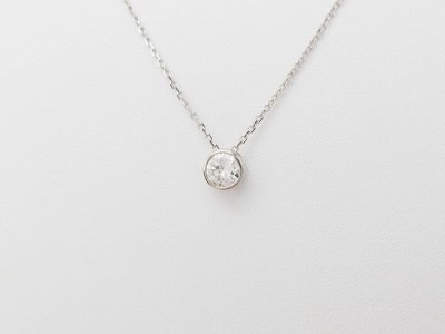 Collana con solitario in oro bianco e diamanti da 0,77 ct 