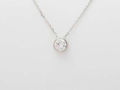 Collana con solitario in oro bianco e diamanti da 0,77 ct 