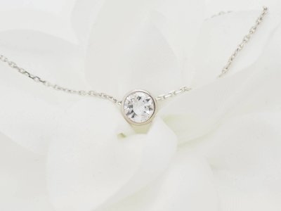 Collana con solitario in oro bianco e diamanti da 0,77 ct 