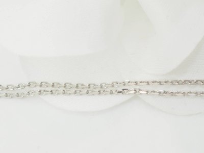 Collana con solitario in oro bianco e diamanti da 0,77 ct 