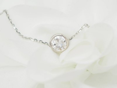 Collana con solitario in oro bianco e diamanti da 0,77 ct 