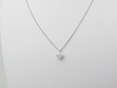 Collana con solitario in oro bianco e diamanti da 0,70 ct