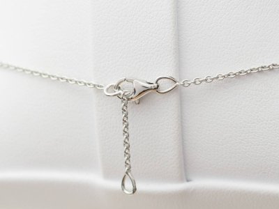Collana con solitario in oro bianco e diamanti da 0,70 ct
