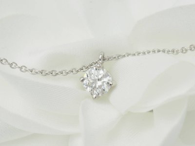 Collana con solitario in oro bianco e diamanti da 0,70 ct