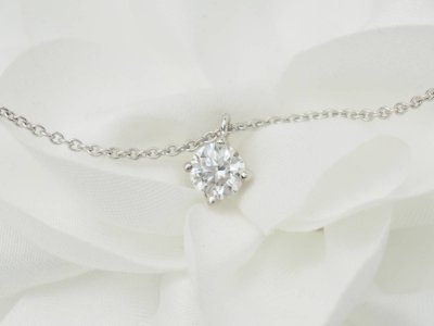 Collana con solitario in oro bianco e diamanti da 0,70 ct