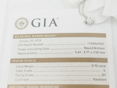 Collana con solitario in oro bianco e diamanti da 0,70 ct