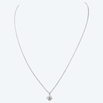 Collana con solitario in oro bianco e diamanti da 0,70 ct