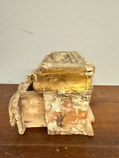 Aumônier ancien en bois peint, XVIIIe siècle, 24x11x15 cm