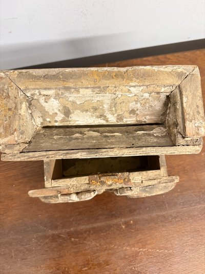 Aumônier ancien en bois peint, XVIIIe siècle, 24x11x15 cm