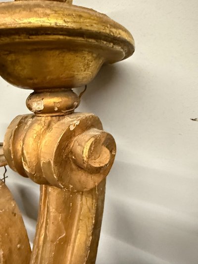 Ancienne paire de grandes appliques en bois doré et sculpté, XIXe siècle, 95x68 cm.