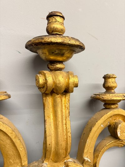 Ancienne paire de grandes appliques en bois doré et sculpté, XIXe siècle, 95x68 cm.