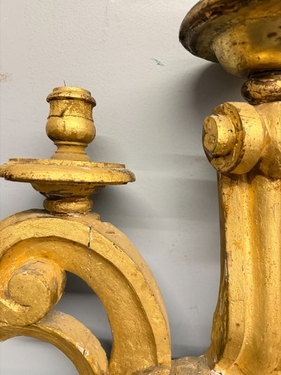 Ancienne paire de grandes appliques en bois doré et sculpté, XIXe siècle, 95x68 cm.