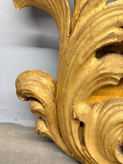 Ancienne paire de grandes appliques en bois doré et sculpté, XIXe siècle, 95x68 cm.
