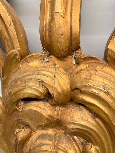 Ancienne paire de grandes appliques en bois doré et sculpté, XIXe siècle, 95x68 cm.