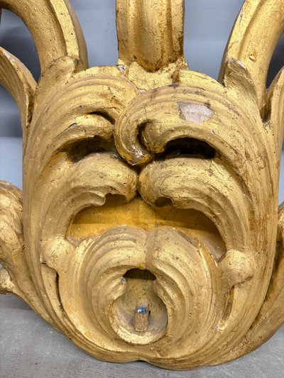 Ancienne paire de grandes appliques en bois doré et sculpté, XIXe siècle, 95x68 cm.