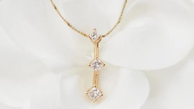 Collier trilogie en or jaune et diamants princesse