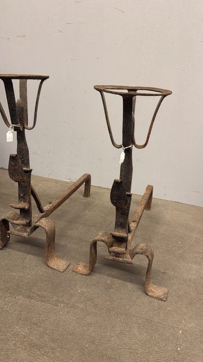 Ancienne paire de chenets toscans en fer forgé, XVIIIe siècle, 57x30 cm