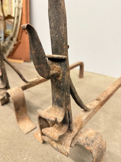 Ancienne paire de chenets toscans en fer forgé, XVIIIe siècle, 57x30 cm