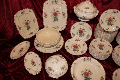 Sarreguemines earthenware dinner service with rustic decor and large bouquet, early 20th century