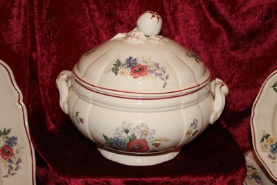 Sarreguemines earthenware dinner service with rustic decor and large bouquet, early 20th century
